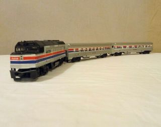 Wow Vintage 1980s Amtrak Engine W/lights,  Bonus: Two Cars,  Ho Scale