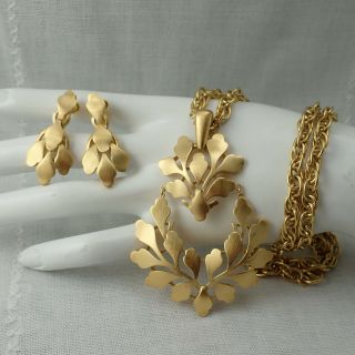 Vtg Crown Trifari Matte Gold Tone Dangle Leaf Pendant Necklace Clip Earring Set