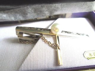 Handsome Vtg MEN ' S TIE CLIP,  golden with pearl in the center,  NWT orig.  box/Asian 3