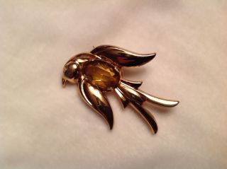 Vintage Signed Coro Pegasus Gold Plated Bird Brooch Pin With Center Amber Stone