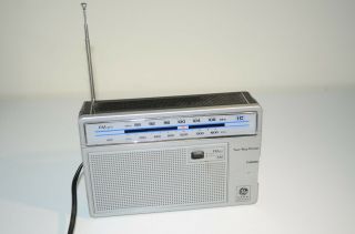 Vintage General Electric Am Fm Radio Model 7 - 2665c Great