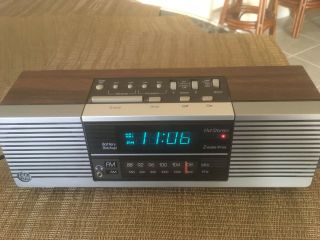 Vintage General Electric 7 - 4945a Alarm Stereo Clock Am/fm Radio