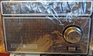 Vintage General Electric Ge Fm/am Personal Portable Radio