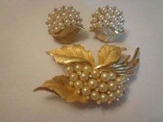 Vtg Crown Trifari Gold Tone Faux Pearls Floral Spray Brooch Clip Earrings Set