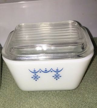 2 Pyrex 501 B 1 - 1/2 Cup Snowflake Garland Refrigerator Dish Vintage 4