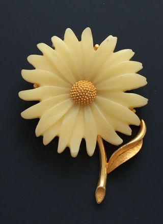 Vintage Daisy Flower Brooch In Celluloid & Gold Tone Metal