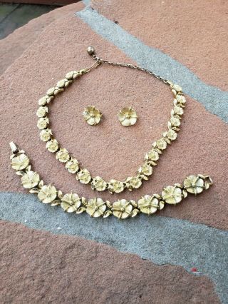 Vintage Lisner Gold Tone Flowers Necklace Bracelet Clipon Earrings Signed Set