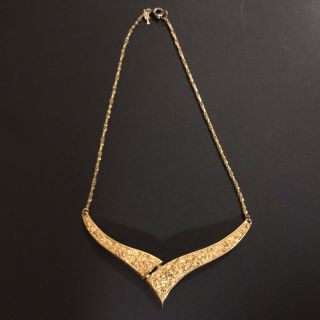Vintage Crown Trifari Textured Gold Tone Curving V Egyptian Revival Necklace