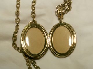.  Vintage Whiting & Davis Gold Tone Fleur De Lis Locket Pendant Necklace. 4