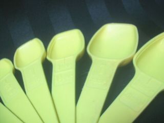 TUPPERWARE Vintage Yellow Nesting Set of 7 Measuring Spoons w/ Ring Holder 2