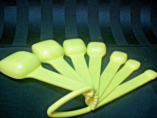 TUPPERWARE Vintage Yellow Nesting Set of 7 Measuring Spoons w/ Ring Holder 4