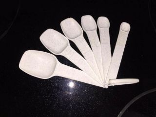 Vintage Tupperware Measuring Spoons - Set Of 7 Plus Ring,  White With Blue Speckled