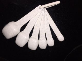 Vintage Tupperware Measuring Spoons - Set Of 7 Plus Ring,  White with blue Speckled 2