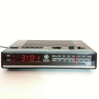 Vintage 80s Ge Digital Alarm Clock Radio Buzzer Model 7 - 4624 Am/fm Wood Grain
