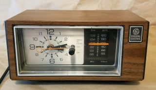 Vintage Ge General Electric Am/fm Radio Alarm Clock Model 7 - 4550b Walnut Grain