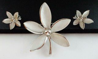 Lovely Vintage Crown Trifari Silver Tone Flower Pin & Earrings Set Clip Earrings