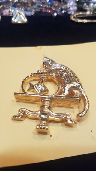 VINTAGE SIGNED AVON CAT IN FISH BOWL DANGLE GOLD TONE PIN BROOCH 4