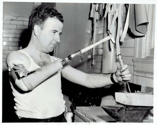 1944 Vintage Photo Us Army Sgt.  Uses His Artificial Arm At Nyc Veterans Hospital