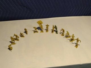 Louis Marx And Co.  Inc.  14 Vintage Plastic Military Soldiers In Battle Poses