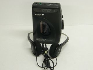 SONY WM - FX21 WALKMAN Cassette FM/AM w Sony MDR 006 Headphones Condition// 2