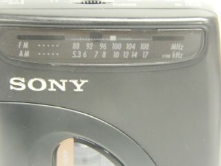 SONY WM - FX21 WALKMAN Cassette FM/AM w Sony MDR 006 Headphones Condition// 5