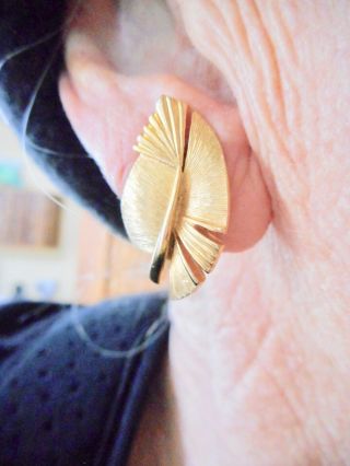 Authentic Vintage Gold Tone Anthurium Stylized Flower Leaf Clip Earrings