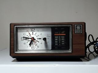 Vintage G.  E.  Clock Radio Model No.  7 - 4550c - -