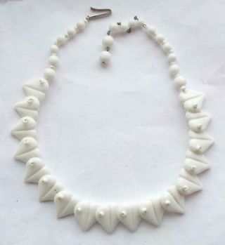 Vintage Art Deco White Milk Glass Beads Leaf / Petal Or Heart Beaded Necklace