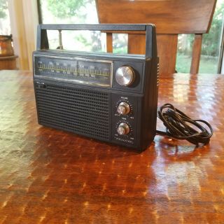 Vintage Radio Shack Realistic 12 668 Am Fm Portable Radio And