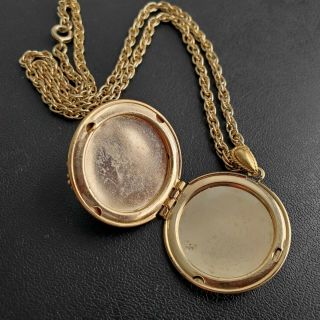 Vintage Mid Century Gold Plated Etched Flower Locket Necklace T13 2