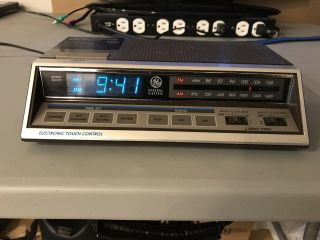 Vintage General Electric Ge 7 - 4663a Am/fm Alarm Clock Radio