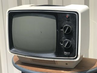 Vintage 1976 Rca Solid State Tv Model Au - 122y Retro Crt Television