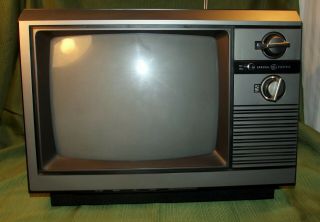 Vintage 1984 General Electric Ge 13 " Television Vhf / Uhf 13bc5504w Wood Grain