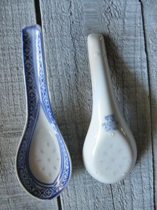 Vintage Rice Grain Blue/ White Porcelain Soup Spoon 5 1/4 