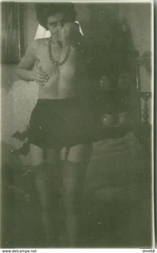 1950s 4 VINTAGE RISQUE AMATEUR PHOTOS - HOUSEWIFE NAKED WOMAN (501) 2