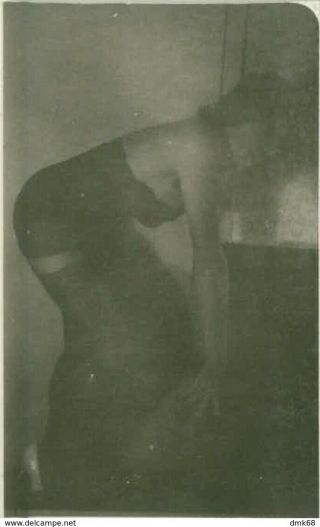 1950s 4 VINTAGE RISQUE AMATEUR PHOTOS - HOUSEWIFE NAKED WOMAN (501) 3