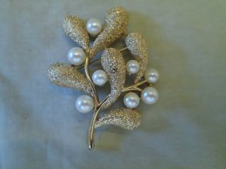 Vintage Crown Trifari Gold - Tone Textured Leaf And Pearl Brooch,  Pin