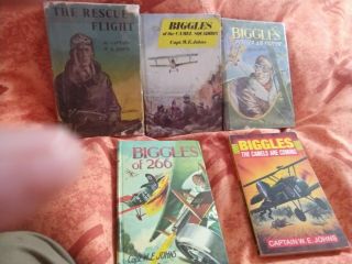 5 Biggles Books - Capt.  W E Johns.  4 Hard Back,  All.  Ww1 Stories