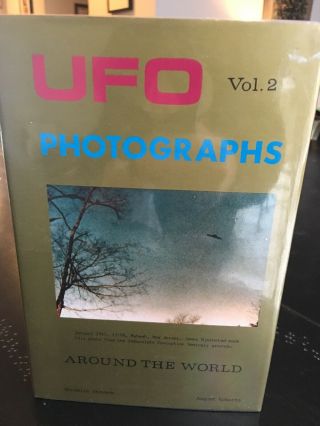 U.  F.  O.  Photographs Around The World Vol.  2 1985 Wendelle Stevens August Roberts