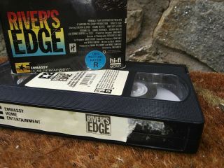 Vintage 1987 Rivers Edge VHS Embassy Home Ent Release Keanu Reeves Cult Classic 2
