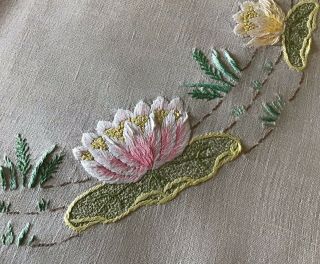 GORGEOUS VINTAGE IRISH LINEN HAND EMBROIDERED TABLECLOTH WATER LILY 3