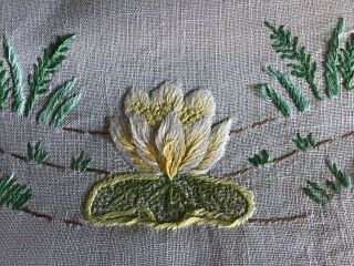 GORGEOUS VINTAGE IRISH LINEN HAND EMBROIDERED TABLECLOTH WATER LILY 6