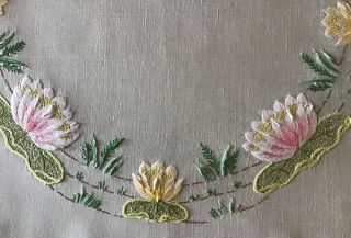 GORGEOUS VINTAGE IRISH LINEN HAND EMBROIDERED TABLECLOTH WATER LILY 7
