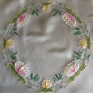 GORGEOUS VINTAGE IRISH LINEN HAND EMBROIDERED TABLECLOTH WATER LILY 8