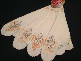 VINTAGE HAND EMBROIDERED LINEN TABLECLOTH CIRCLE OF PRETTY FLOWERS 2