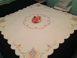 VINTAGE HAND EMBROIDERED LINEN TABLECLOTH CIRCLE OF PRETTY FLOWERS 3
