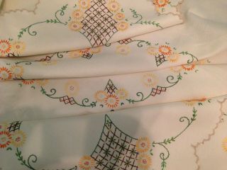 VINTAGE HAND EMBROIDERED LINEN TABLECLOTH CIRCLE OF PRETTY FLOWERS 4