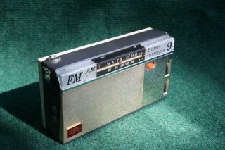 Vintage Amc 9 Transistor Radio Am/fm Model 9tf - 82