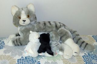 Vintage Stuffed Animals 1981 Mother Cat & Three Nursing Kittens Dakin