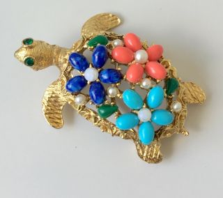 Vintage Signed Art Turtle Brooch In Gold Tone Metal With Faux Stone